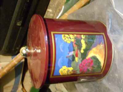 Vends boîte métal cylindrique décorée