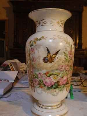 ENSEMBLE de 2 BEAUX VASES ANCIENS en OPALINE